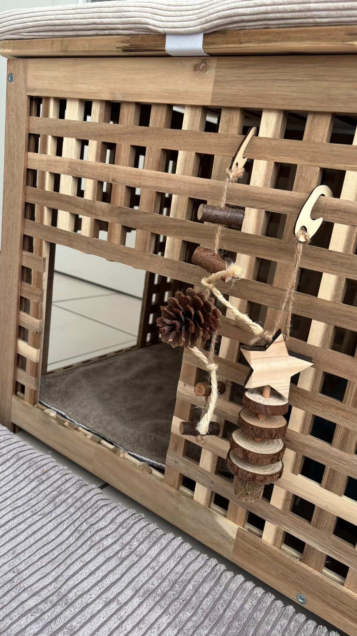 Pomme de pin à crochet pour rongeurs – 25 cm – Image 2