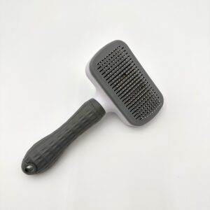 Brosse de toilettage pour lapin avec système d’enlèvement des poils